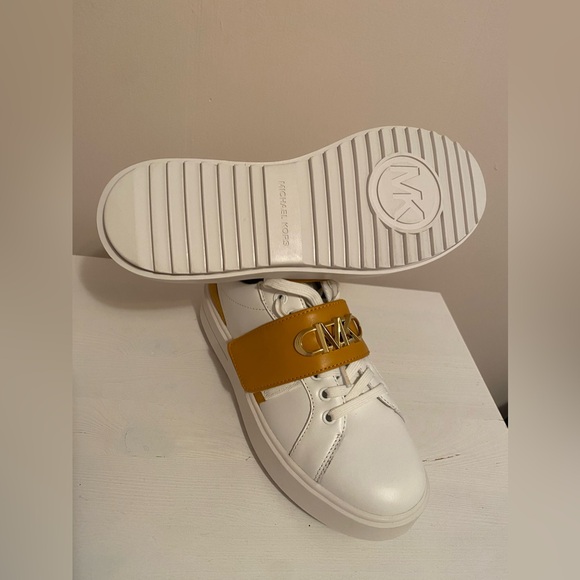 MICHAEL KORS
Emmett Two-Tone Logo
Embellished Leather Sneaker/ 7,5 - Picture 6 of 8